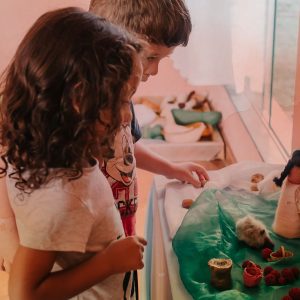 Crianças brincando pedagogia waldorf